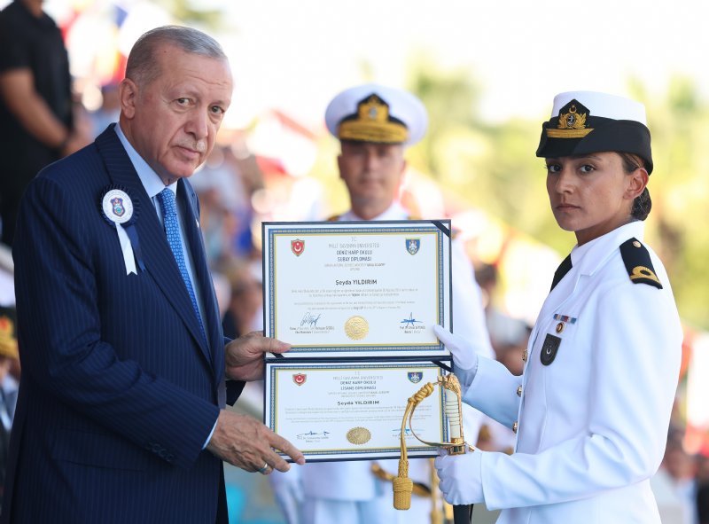 Kara, Hava ve Deniz Harp Okullarının birincileri kadın teğmenler oldu - 1