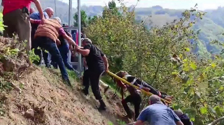 MİNİBÜS UÇURUMA YUVARLANDI: ÇOK SAYIDA YARALI VAR - 1