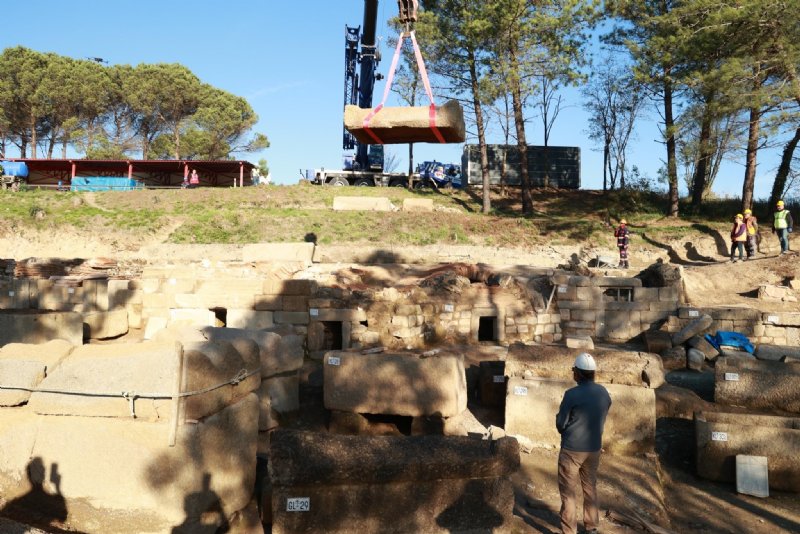 BULUNAN ROMA DÖNEMİ  LAHİTLERİ TÖRENLE AÇILDI - 2