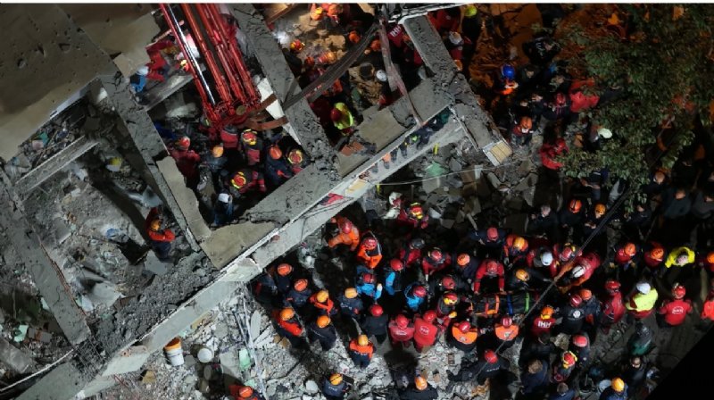 Çöken binada annenin de cansız bedenine ulaşıldı - 7