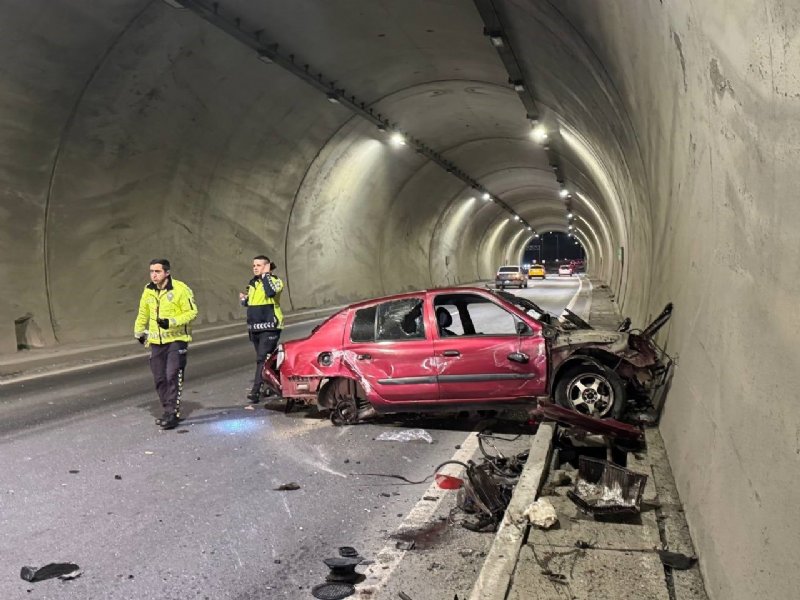 Aracın motoru metrelerce ileri savruldu, gençler ağır yaralandı - 1