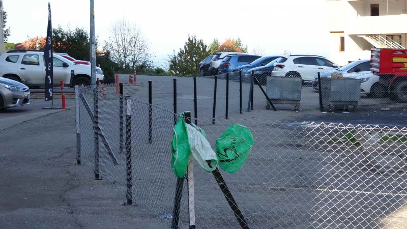 ÇİT ÇEKİP YOLU KAPATTI - 2