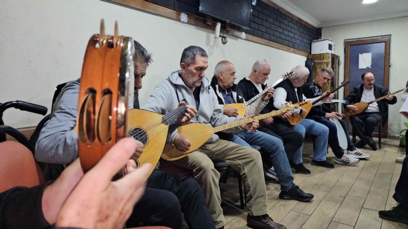 ENGELLER TÜRKÜLERLE AŞILIYOR - 1