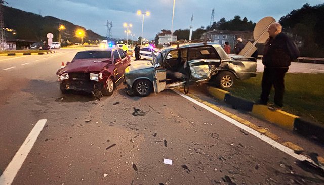 KAVŞAKTA ÇARPIŞTILAR