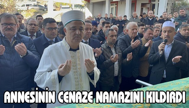ANNESİNİN CENAZE NAMAZINI KILDIRDI