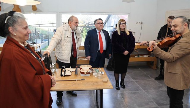 ÇALGI YAPIM ATÖLYESİNİ ZİYARET