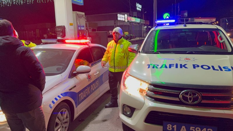 Dur ihtarına uymadı, polise çarpıp kaçtı  - 2