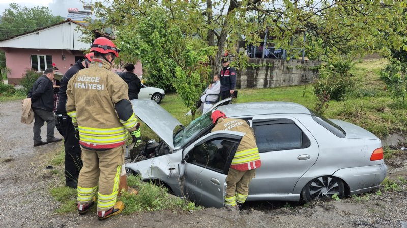 OTOMOBİL KANALA UÇTU; 3 YARALI - 1