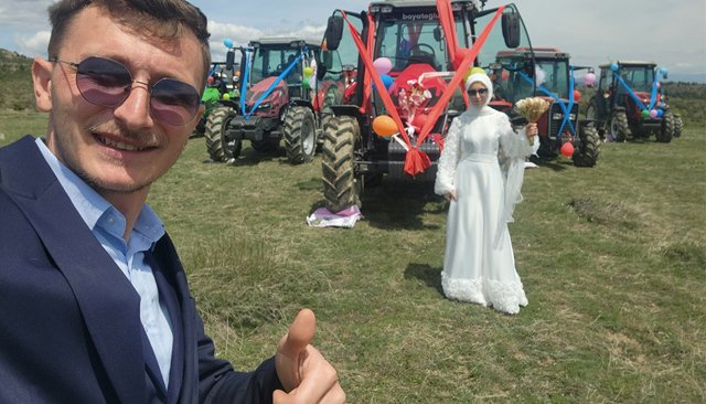 TRAKTÖR GELİN ARABASI OLDU DİREKSİYONA GELİN GEÇTİ
