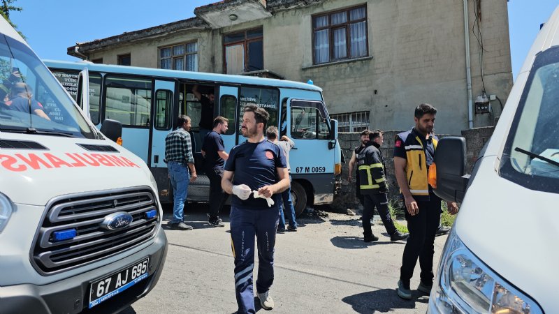 FRENİ PATLAYAN YOLCU MİNİBÜSÜ DUVARA ÇARPTI: 14 YARALI - 1