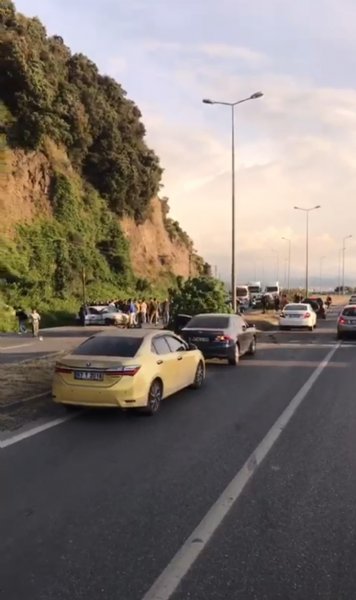 OTOMOBİL REFÜJÜ AŞIP KARŞI ŞERİDE GEÇTİ: 4 YARALI - 1