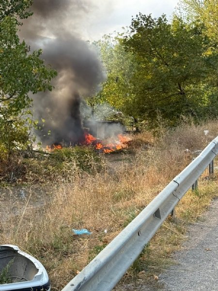 ŞARAMPOLE UÇAN OTOMOBİL ALEV TOPUNA DÖNDÜ - 1