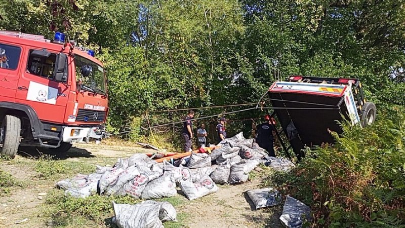 ŞARAMPOLE YUVARLANDI: 2 ÖLÜ, 1 YARALI - 1