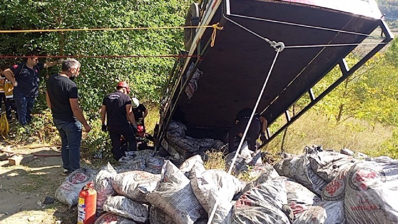 ŞARAMPOLE YUVARLANDI: 2 ÖLÜ, 1 YARALI - 2