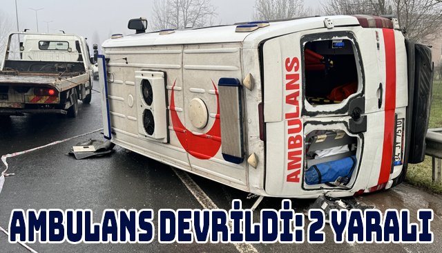 AMBULANS DEVRİLDİ: 2 YARALI