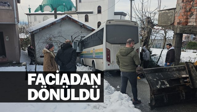 FACİADAN DÖNÜLDÜ:  HALK OTOBÜSÜ EVE ÇARPTI