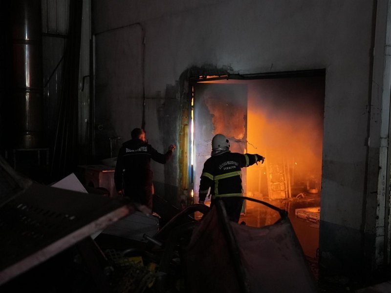 STRAFOR  FABRİKASINDA  YANGIN! - 1