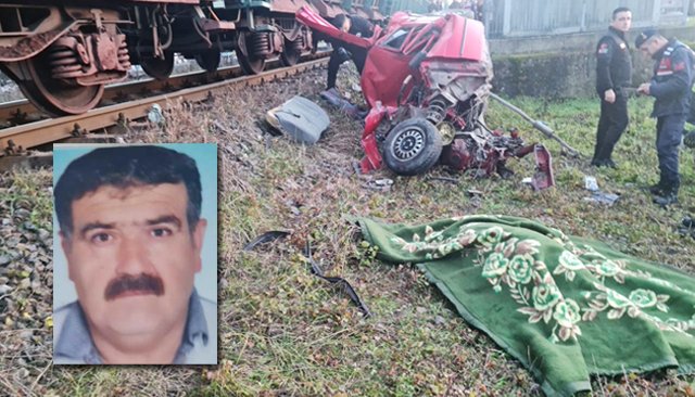 YÜK TRENİ OTOMOBİLE ÇARPTI: 1 ÖLÜ