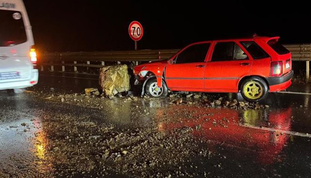 KAYA DÜŞTÜ:  2 OTOMOBİL  HASAR GÖRDÜ