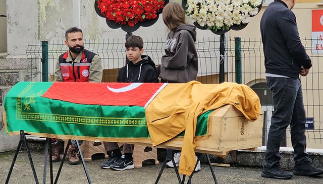 ÖMER, BABASININ TABUTUNUN  BAŞINDAN AYRILMADI