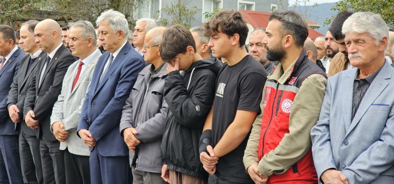 ÖMER, BABASININ TABUTUNUN  BAŞINDAN AYRILMADI - 2