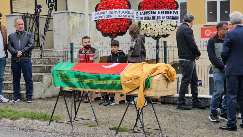 ÖMER, BABASININ TABUTUNUN  BAŞINDAN AYRILMADI - 3