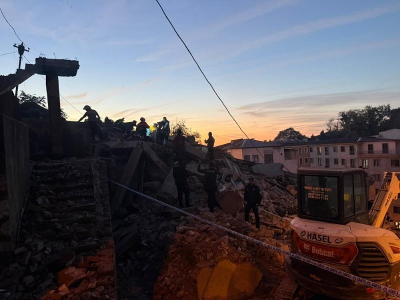 Vali, enkazdan çıkarılan yaralıyı hastanede ziyaret etti - 2
