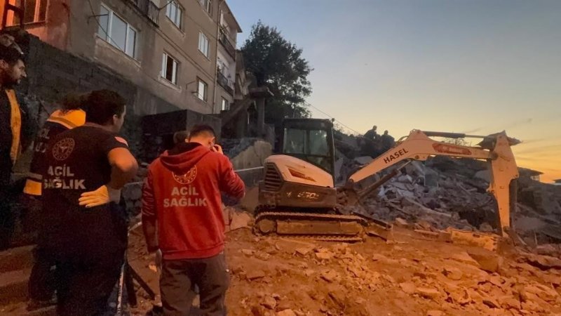 Vali, enkazdan çıkarılan yaralıyı hastanede ziyaret etti - 3