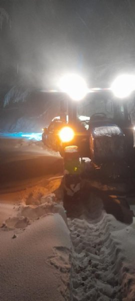 KARDA MAHSUR KALAN  İKİ KİŞİ KURTARILDI - 1