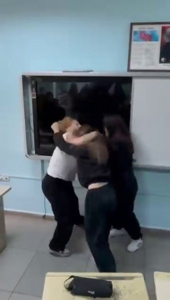 LİSEDEKİ KAVGA ANLARI KAMERADA - 4