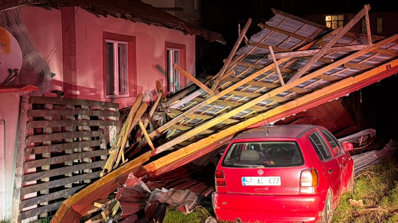  OKULUN ÇATISI UÇTU! - 1