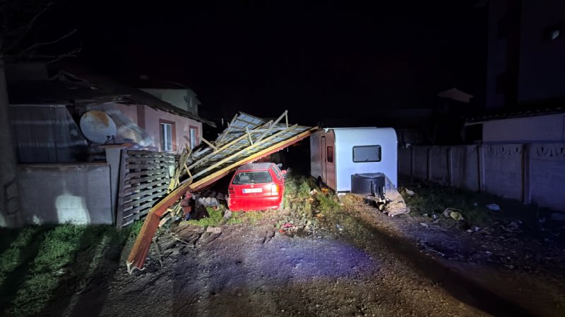  OKULUN ÇATISI UÇTU! - 2