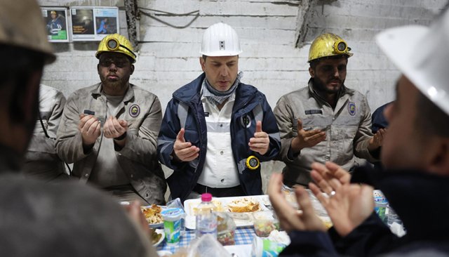 BAKAN BAYRAKTAR  MADENCİLERLE İFTAR YAPTI