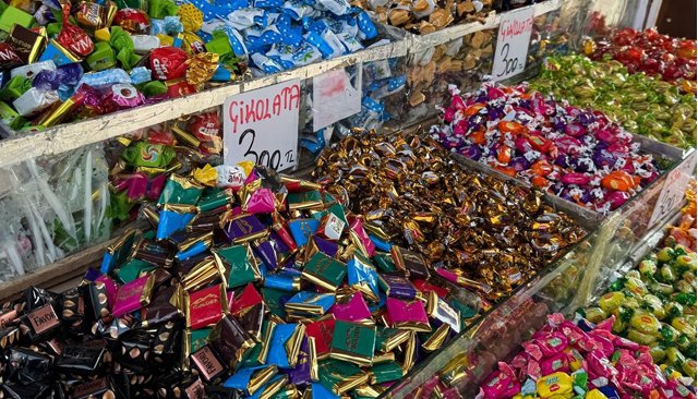 ÇİKOLATA VE ŞEKERLEMELER  TEZGAHLARI ŞENLENDİRDİ