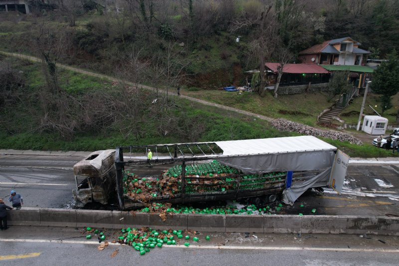 İKİ TIR ÇARPIŞTI, YOL SAVAŞ ALANINA DÖNDÜ - 1