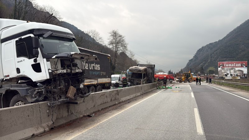 İKİ TIR ÇARPIŞTI, YOL SAVAŞ ALANINA DÖNDÜ - 4