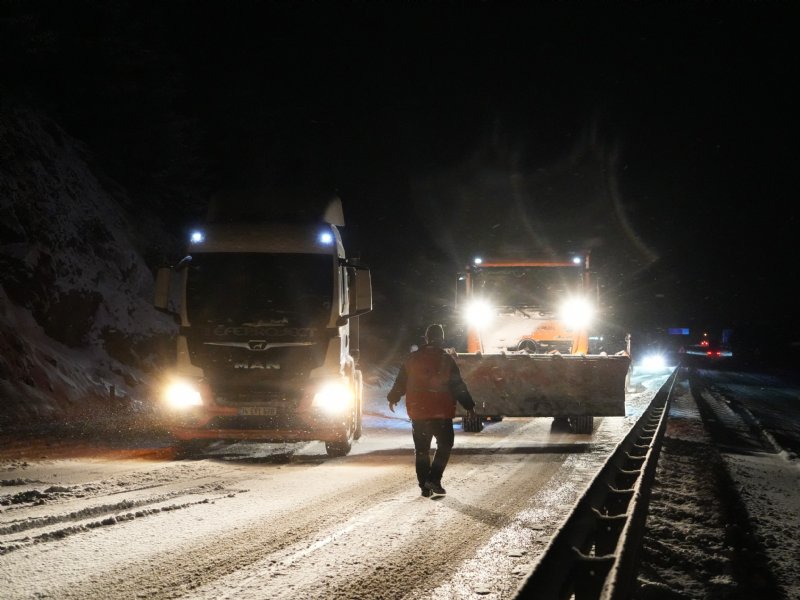 YOĞUN KAR YAĞIŞI:  ARAÇLAR YOLDA MAHSUR KALDI - 2