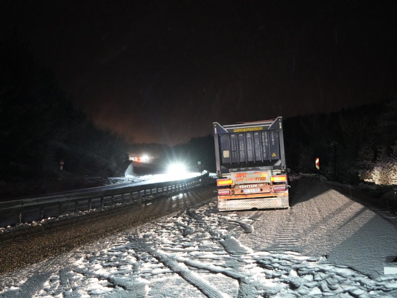 YOĞUN KAR YAĞIŞI:  ARAÇLAR YOLDA MAHSUR KALDI - 4