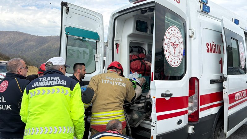 Araçlarda sıkışan sürücüleri itfaiye kurtardı - 1