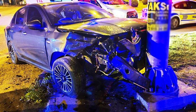 ÖNCE ARACA, ARDINDAN  YÖN DİREĞİNE ÇARPTI