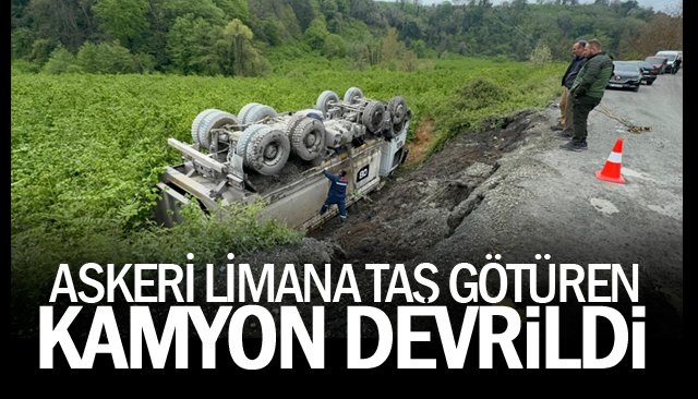 ASKERİ LİMANA TAŞ GÖTÜREN KAMYON DEVRİLDİ