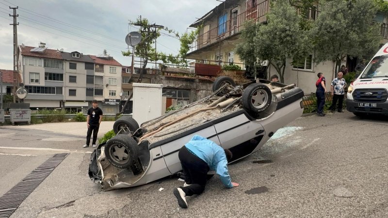 FRENİ BOŞALAN ARAÇ TAKLA ATTI: 2 YARALI - 1