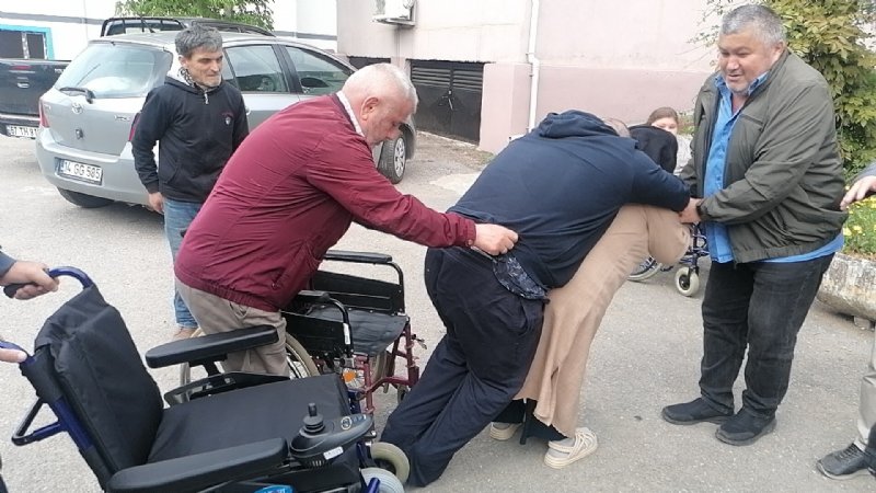 Harçlıklarını biriktiren çocuklar Barış ağabeylerine akülü sandalye aldı - 3