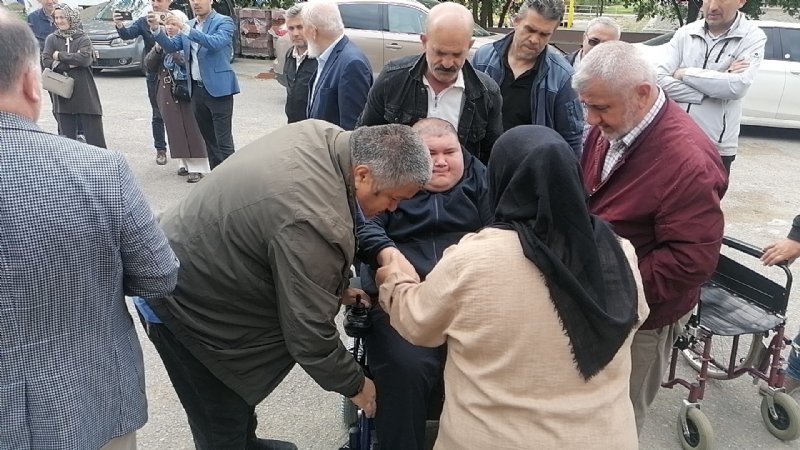 Harçlıklarını biriktiren çocuklar Barış ağabeylerine akülü sandalye aldı - 4