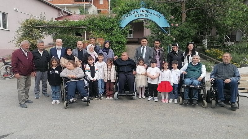 Harçlıklarını biriktiren çocuklar Barış ağabeylerine akülü sandalye aldı - 5