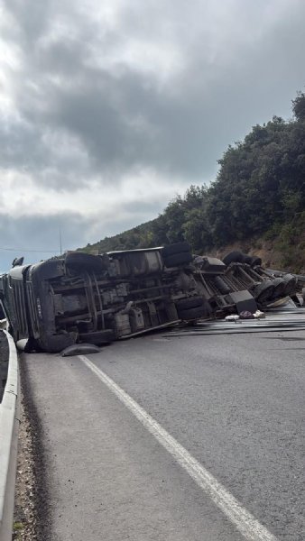 OSB YOLUNDA  TIR DEVRİLDİ:  1 YARALI - 2