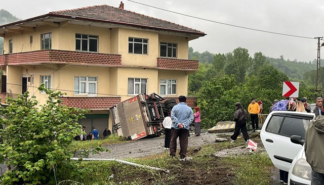 Virajı alamayan kamyonet devrildi
