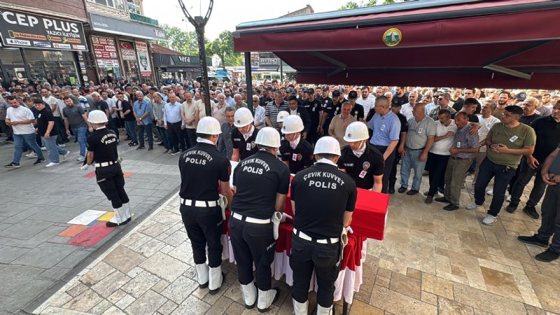 EVİNDE KALP KRİZİ GEÇİREN POLİS MEMURU SON YOLCULUĞUNA UĞURLANDI - 1
