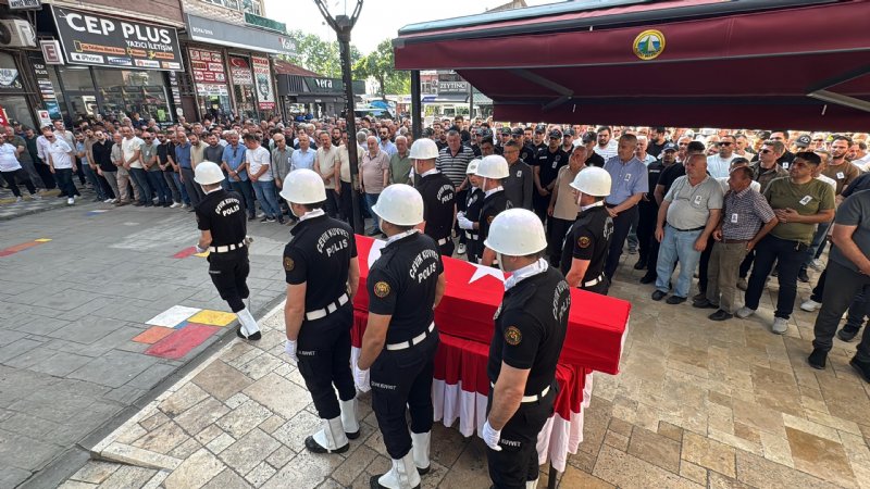 EVİNDE KALP KRİZİ GEÇİREN POLİS MEMURU SON YOLCULUĞUNA UĞURLANDI - 4