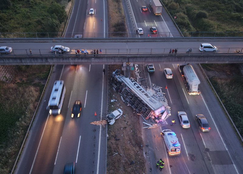 HALI YÜKLÜ TIR İLE  OTOMOBİL ÇARPIŞTI - 1